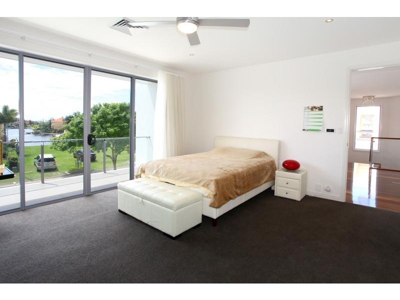 9 Istana View, Clear Island Waters QLD 4226