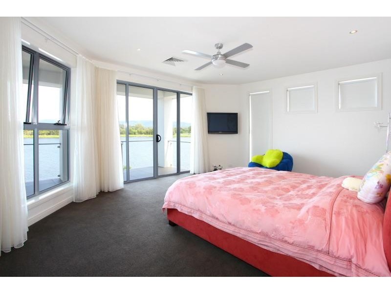 9 Istana View, Clear Island Waters QLD 4226