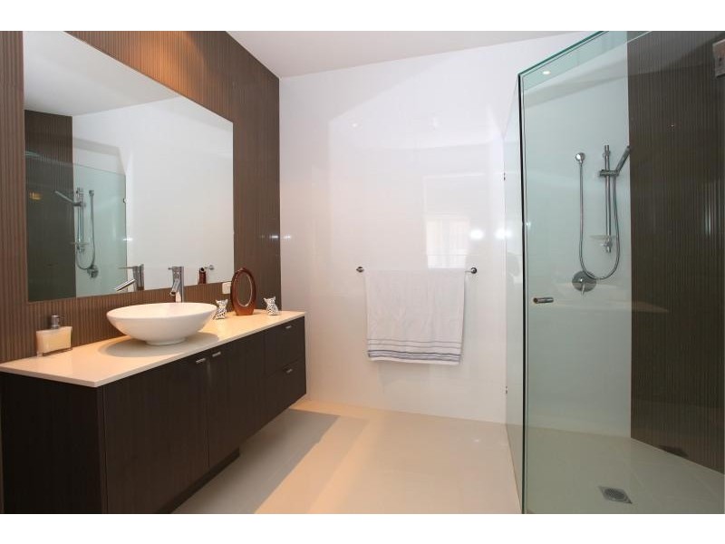 9 Istana View, Clear Island Waters QLD 4226