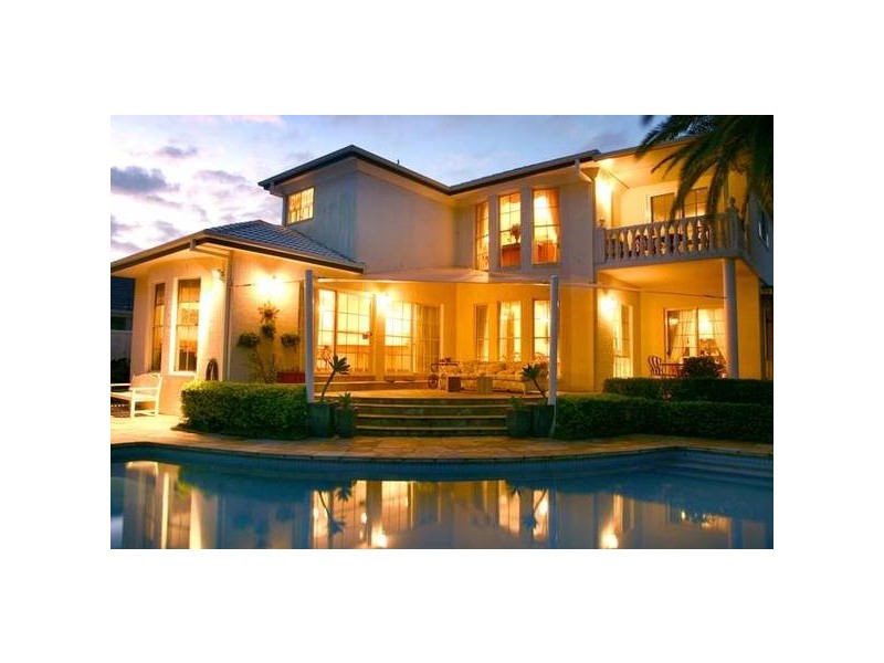 Clear Island Waters QLD 4226