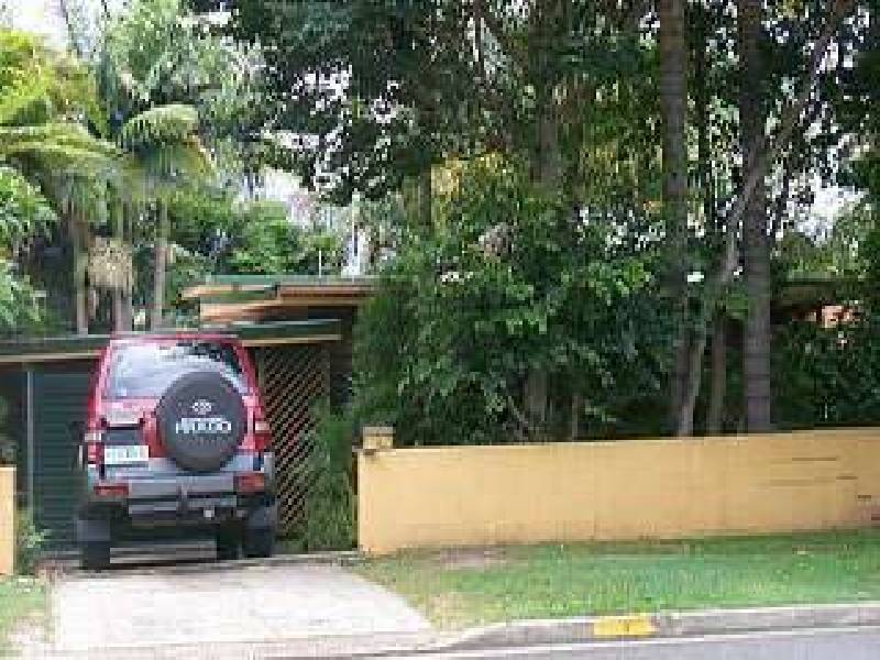 4 Raymond Avenue, Bundall QLD 4217