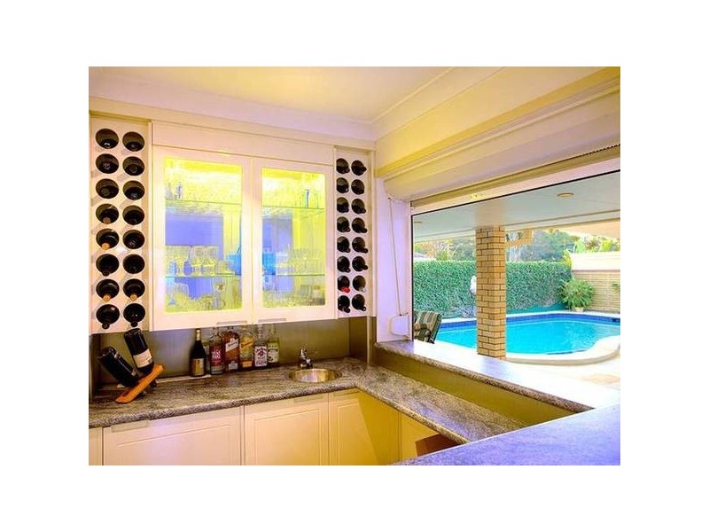 6 Aroona, Broadbeach Waters QLD 4218