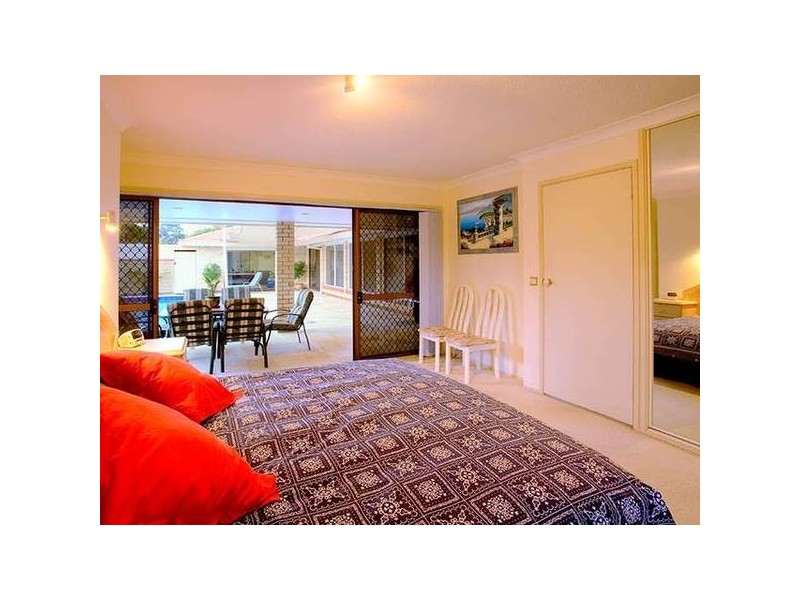 6 Aroona, Broadbeach Waters QLD 4218