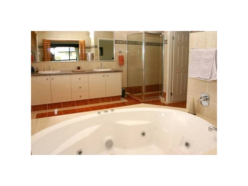 Clear Island Waters QLD 4226