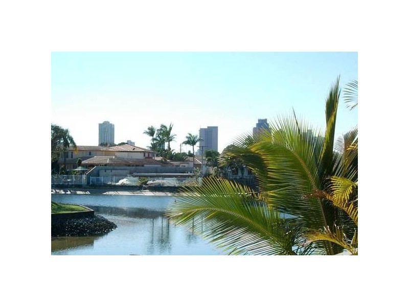 11 San Michele Ct, Broadbeach Waters QLD 4218