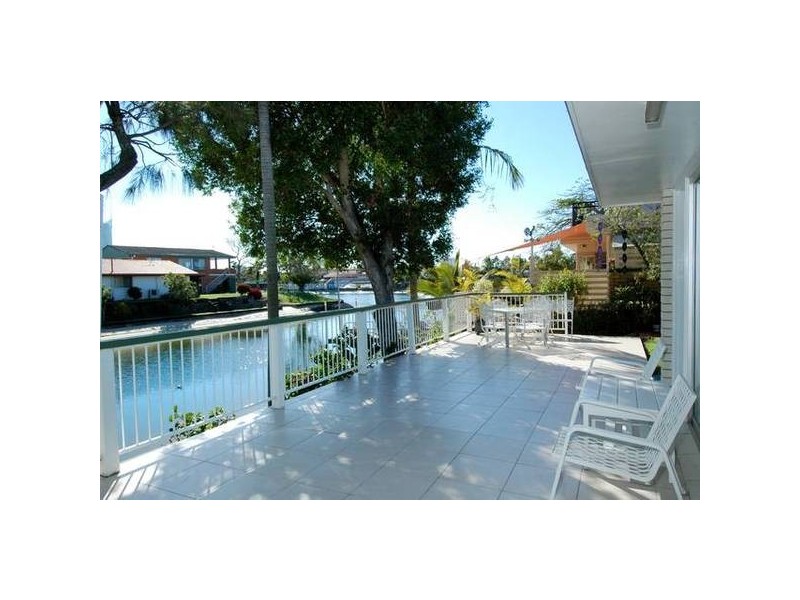 11 San Michele Ct, Broadbeach Waters QLD 4218