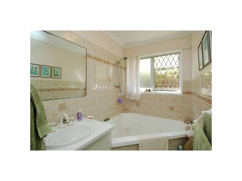 11 San Michele Ct, Broadbeach Waters QLD 4218