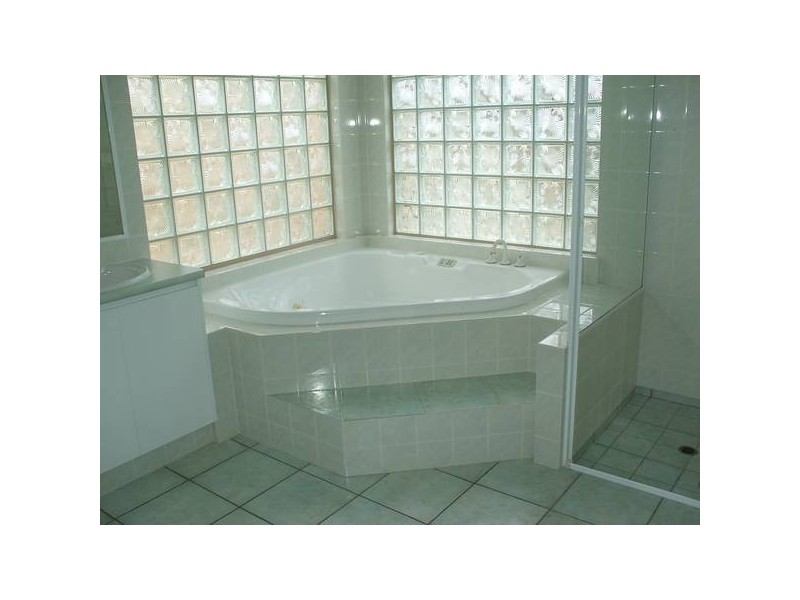 Clear Island Waters QLD 4226