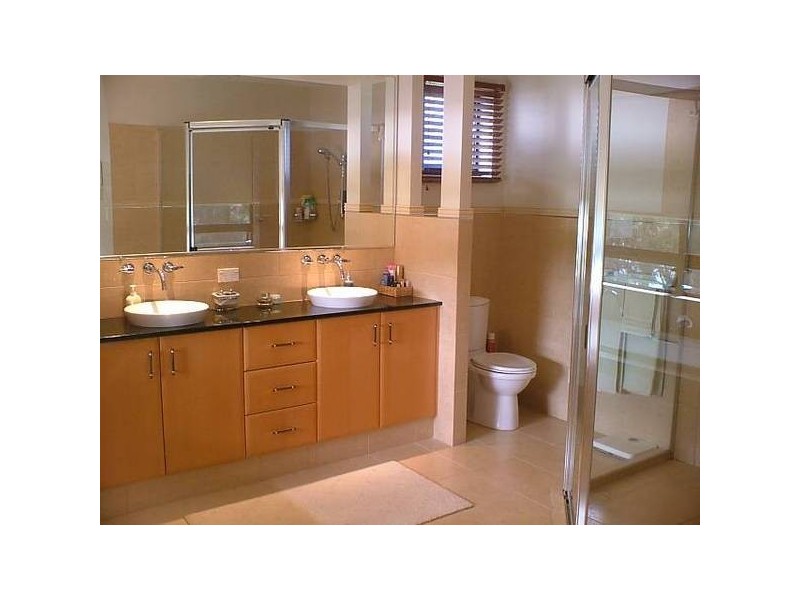 Clear Island Waters QLD 4226