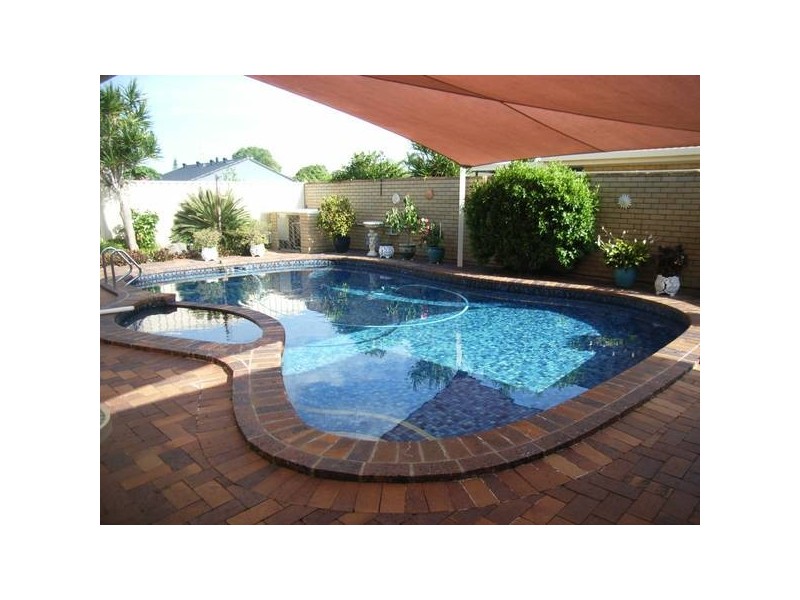 Clear Island Waters QLD 4226