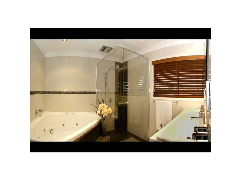 Clear Island Waters QLD 4226