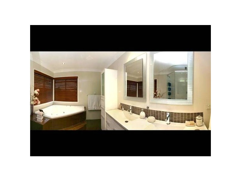 Clear Island Waters QLD 4226