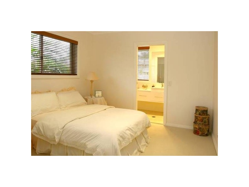 Clear Island Waters QLD 4226