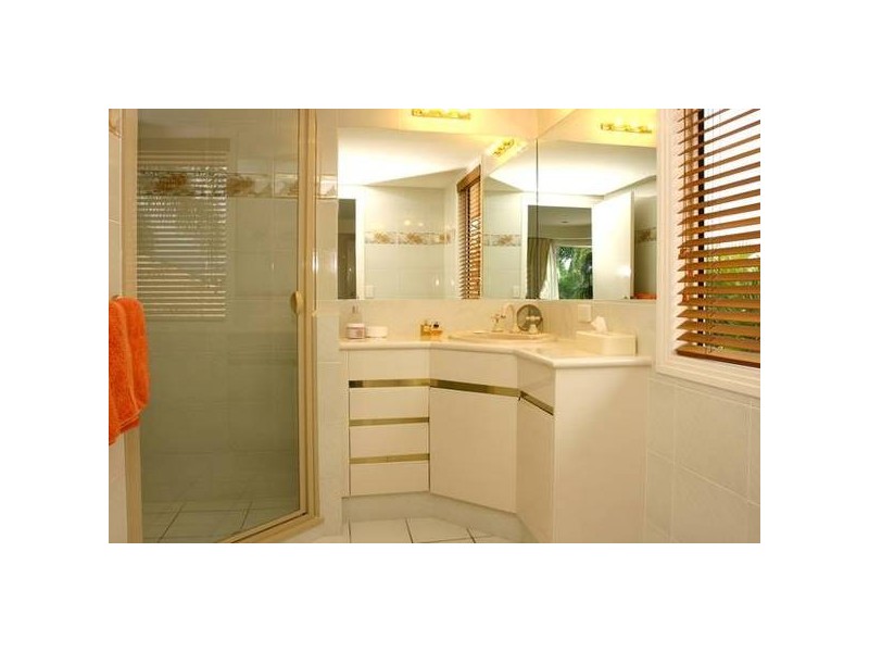 Clear Island Waters QLD 4226