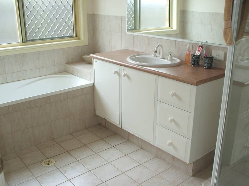 33 WARBLER PARADE, Varsity Lakes QLD 4227