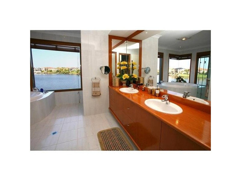 Clear Island Waters QLD 4226