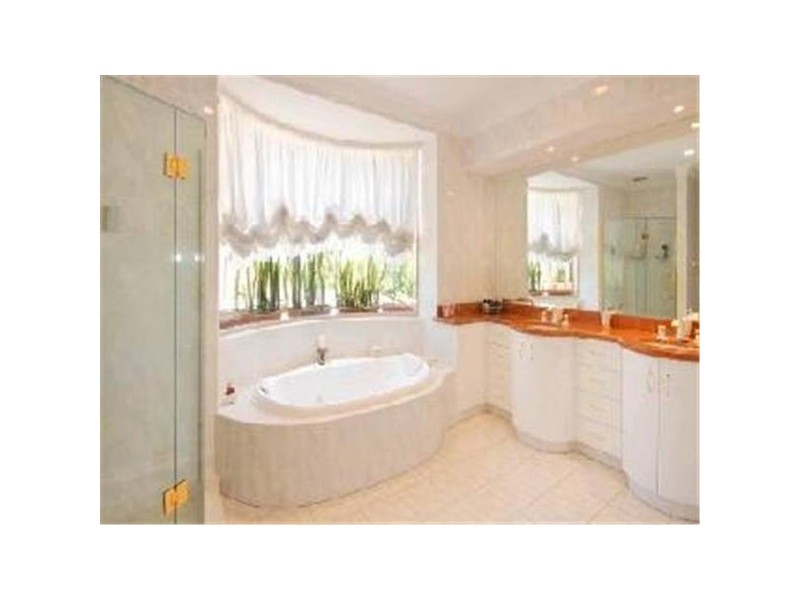 Clear Island Waters QLD 4226