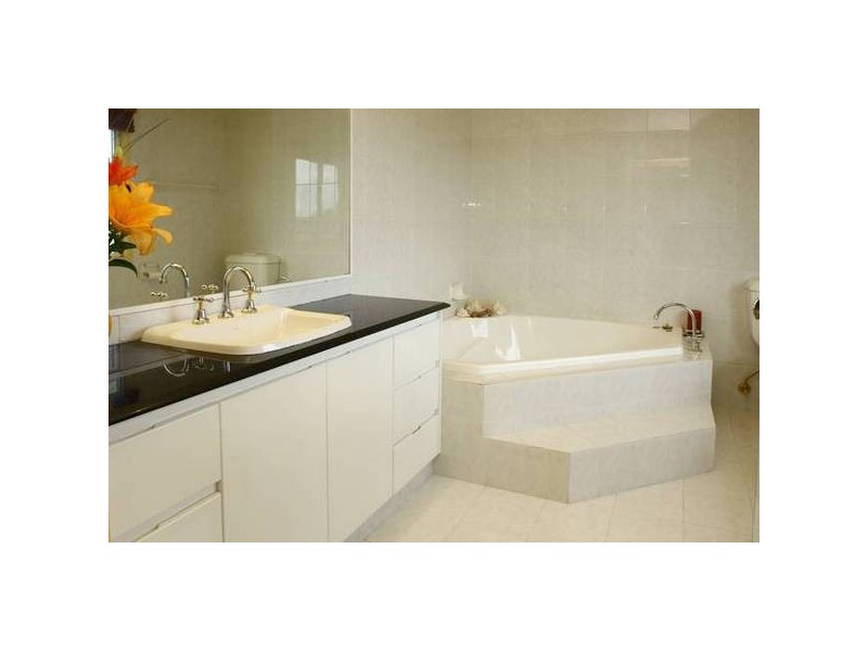 Clear Island Waters QLD 4226