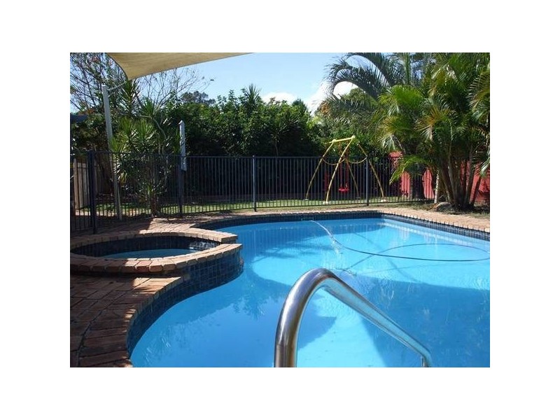Clear Island Waters QLD 4226