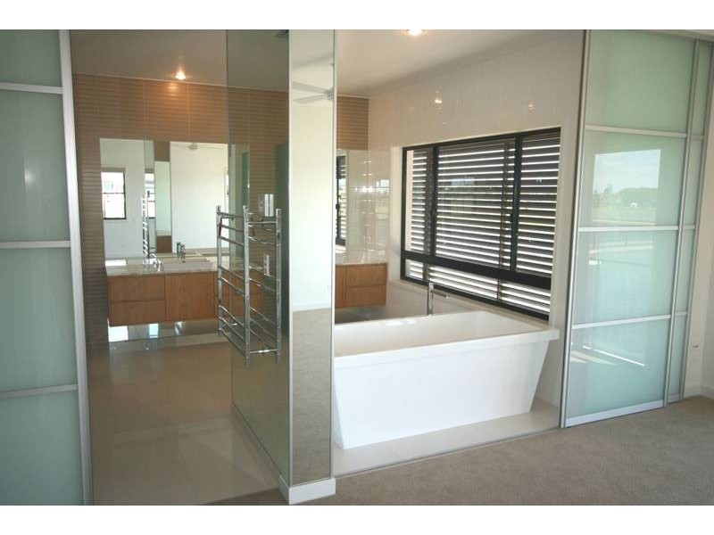 5061 Emerald Island, Carrara QLD 4211
