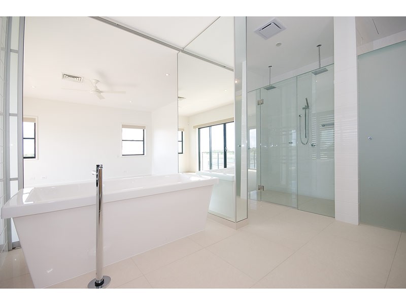 5061 Emerald Island, Carrara QLD 4211