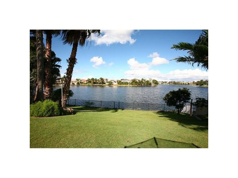 124 Santa Cruz Boulevard, Clear Island Waters QLD 4226