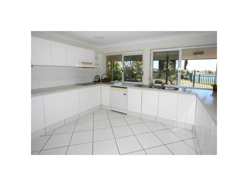 124 Santa Cruz Boulevard, Clear Island Waters QLD 4226