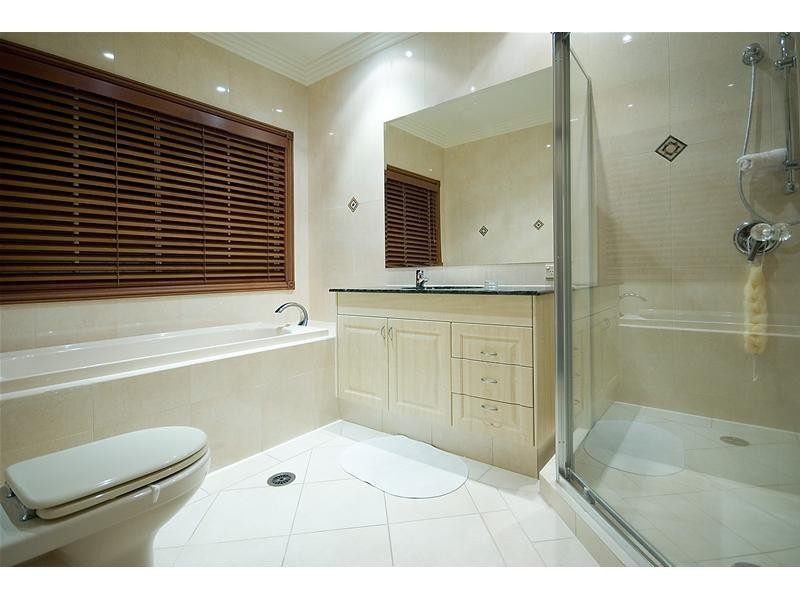 11 Istana View, Clear Island Waters QLD 4226
