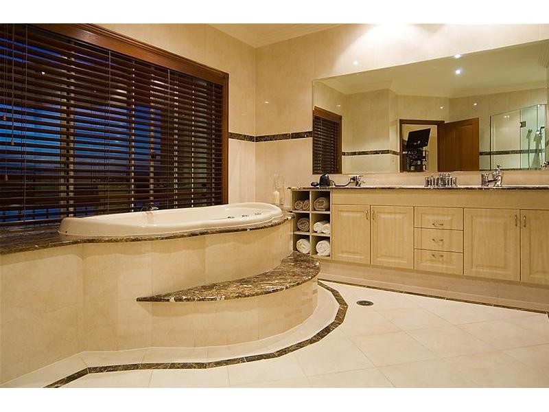 11 Istana View, Clear Island Waters QLD 4226