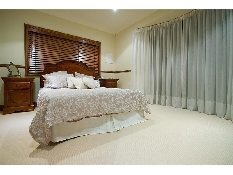 11 Istana View, Clear Island Waters QLD 4226