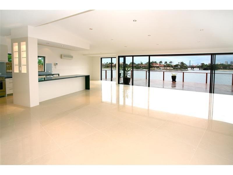 52 Rumrunner Street, Mermaid Waters QLD 4218