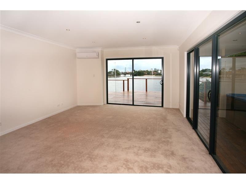 52 Rumrunner Street, Mermaid Waters QLD 4218