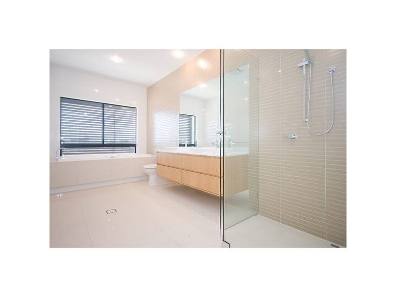5061 Emerald Island Drive, Carrara QLD 4211