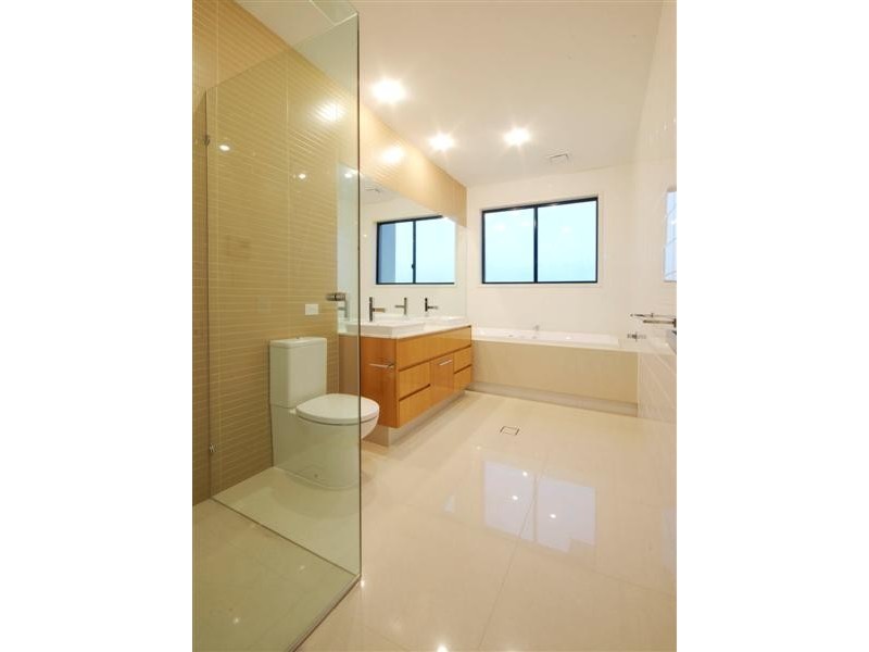 5059 Emerald Island Drive, Carrara QLD 4211