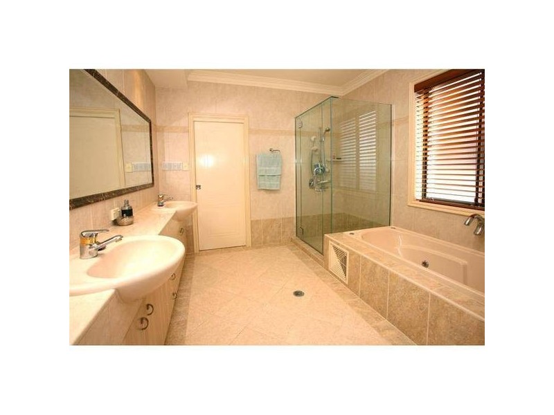 Clear Island Waters QLD 4226