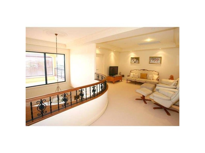 Clear Island Waters QLD 4226