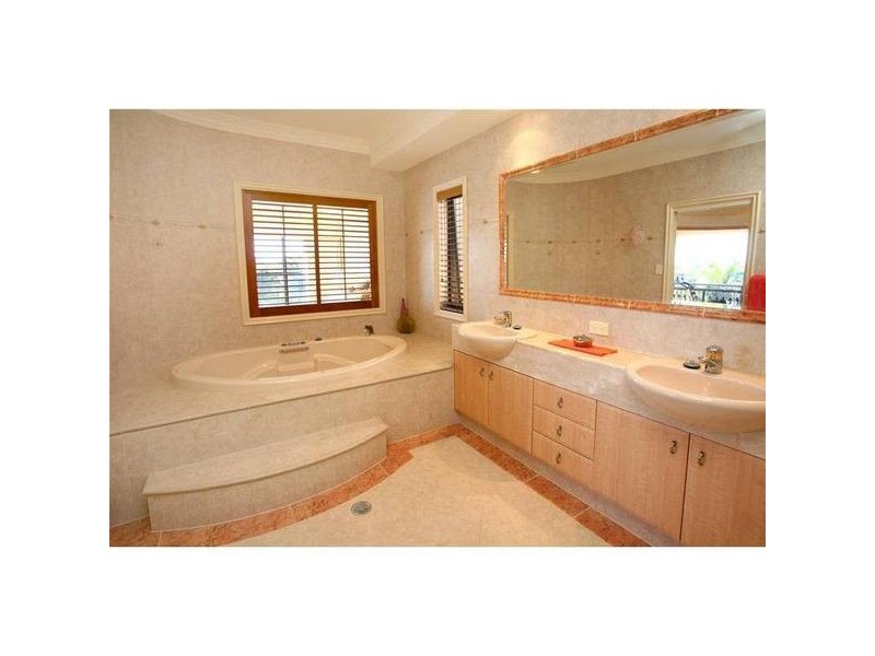 Clear Island Waters QLD 4226