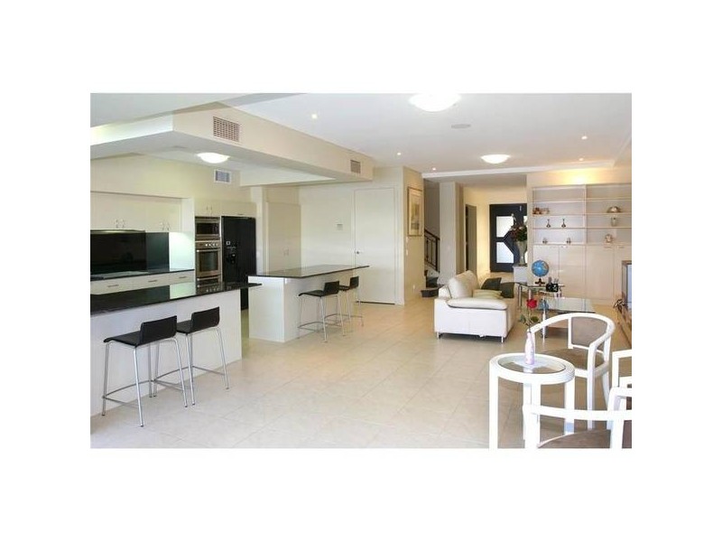 7 Istana View, Clear Island Waters QLD 4226