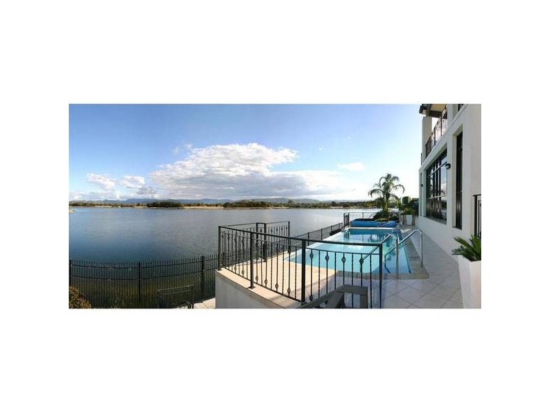 7 Istana View, Clear Island Waters QLD 4226