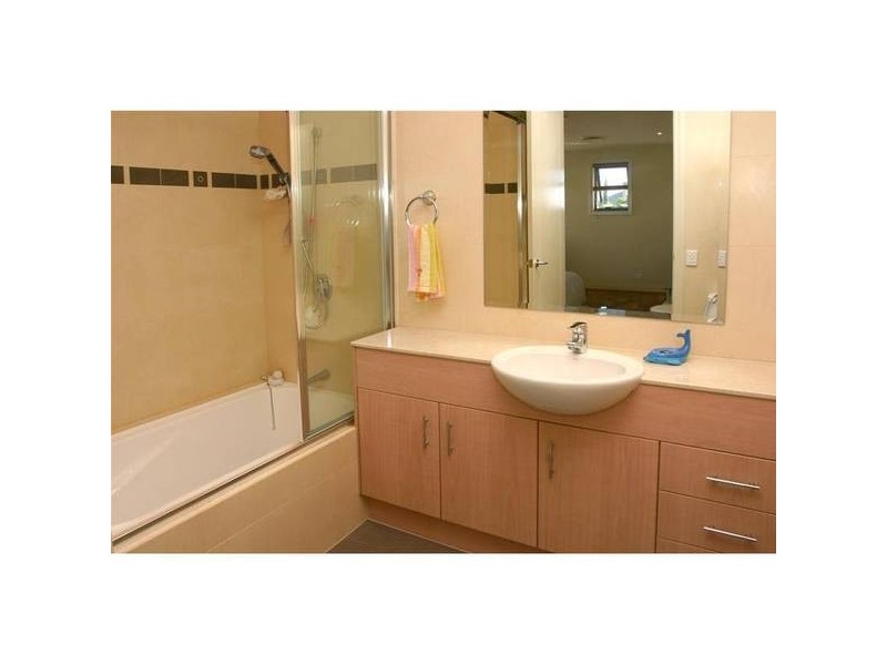 7 Istana View, Clear Island Waters QLD 4226