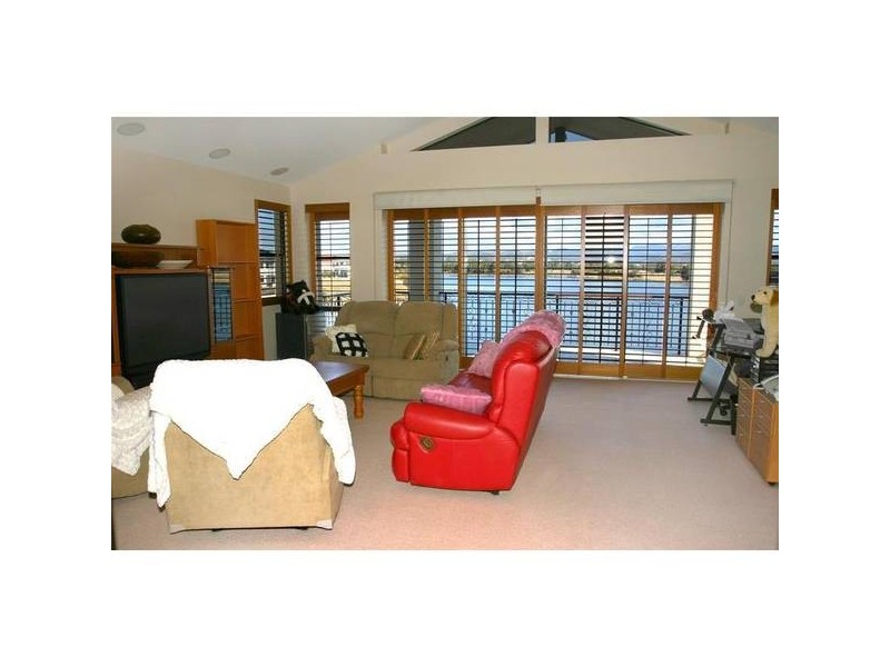 7 Istana View, Clear Island Waters QLD 4226