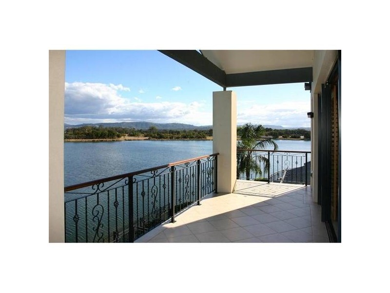 7 Istana View, Clear Island Waters QLD 4226