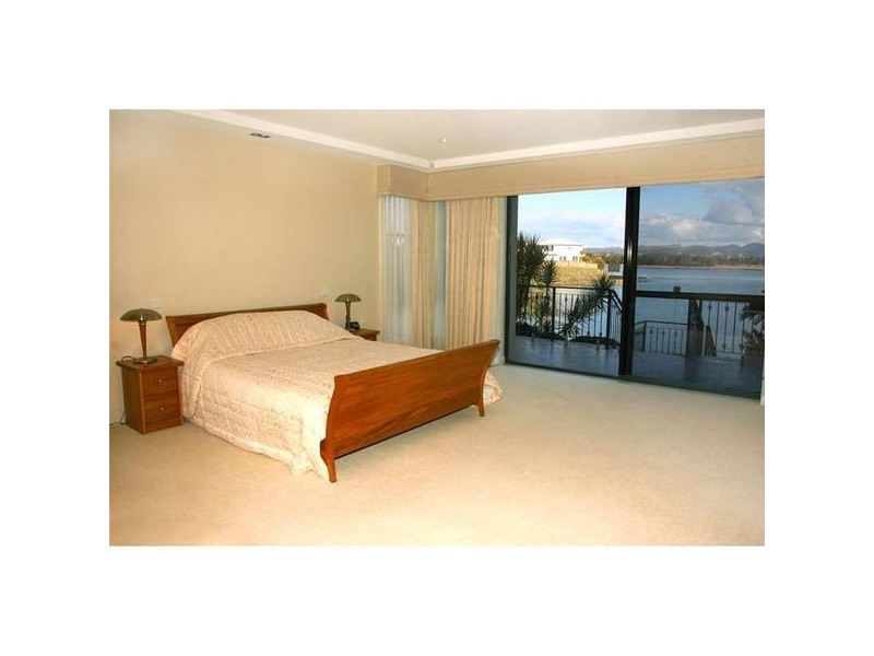 7 Istana View, Clear Island Waters QLD 4226