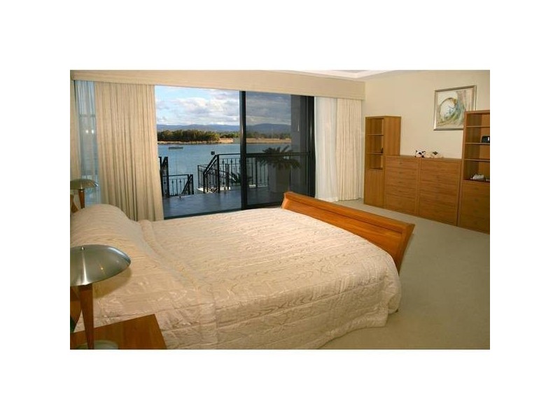 7 Istana View, Clear Island Waters QLD 4226