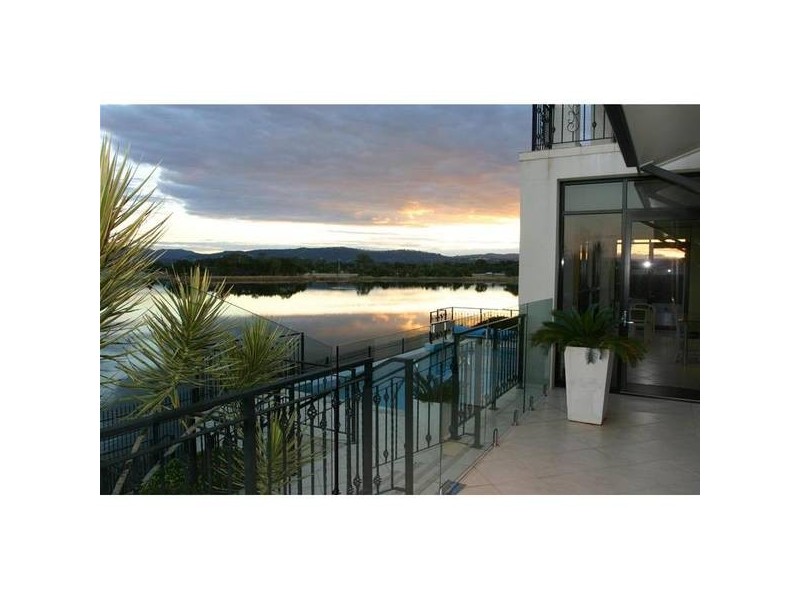 7 Istana View, Clear Island Waters QLD 4226