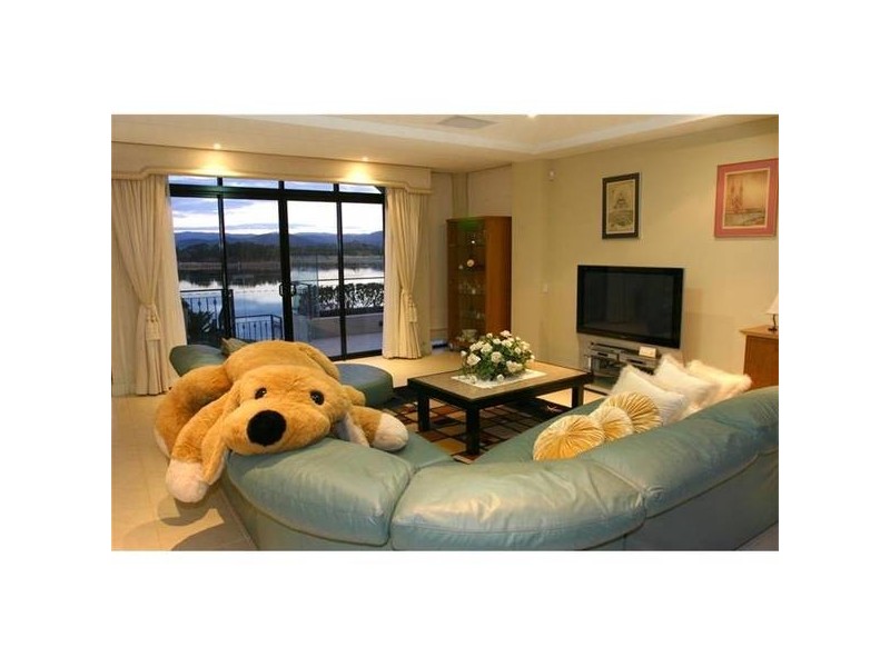 7 Istana View, Clear Island Waters QLD 4226