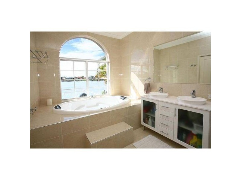 Clear Island Waters QLD 4226