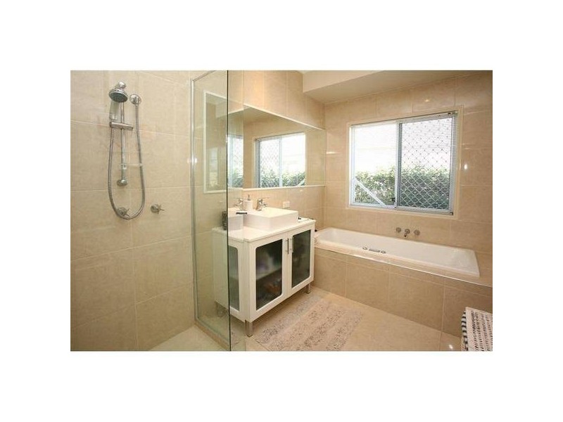 Clear Island Waters QLD 4226