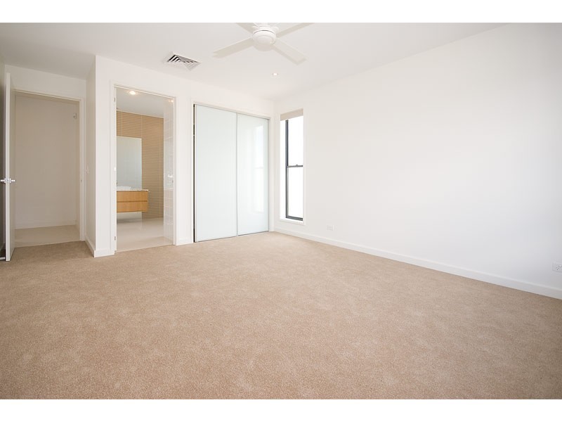 5061 Emerald Island Drive, Broadbeach Waters QLD 4218