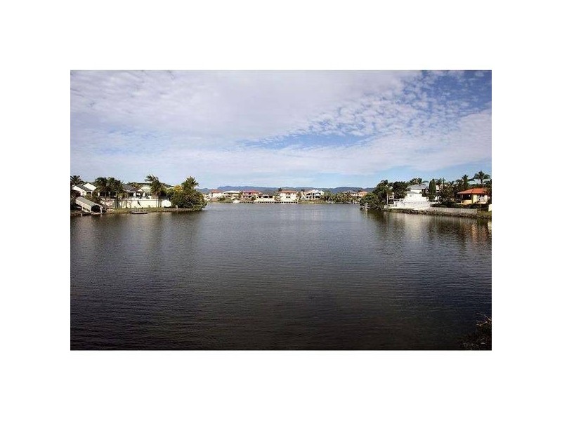 Clear Island Waters QLD 4226